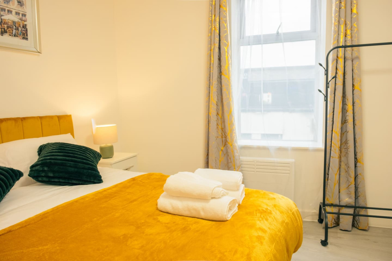Stylish 3-Bed Flat Near Cardiff City Centre & Uni in 80 City Rd, Cardiff CF24 3DD, UK - Property image 17 - VivreStays