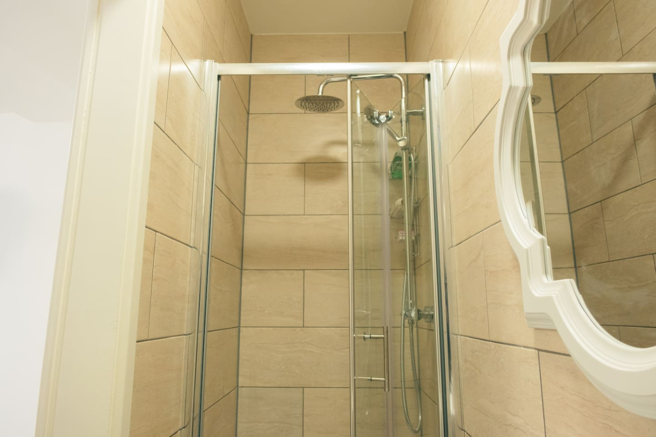 Stylish 3-Bed Flat Near Cardiff City Centre & Uni in 80 City Rd, Cardiff CF24 3DD, UK - Property image 14 - VivreStays