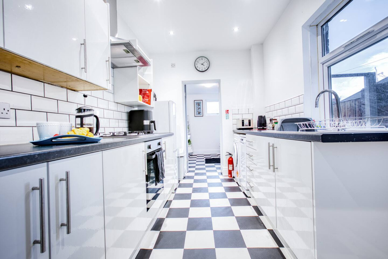 Modern 3-Bed Home Sleeps 6 with Parking & Fast WiFi Perfect for Contractors & Long Stays in 125 Charles St, Saint Helens WA10 1LW, UK - Property image 8 - VivreStays