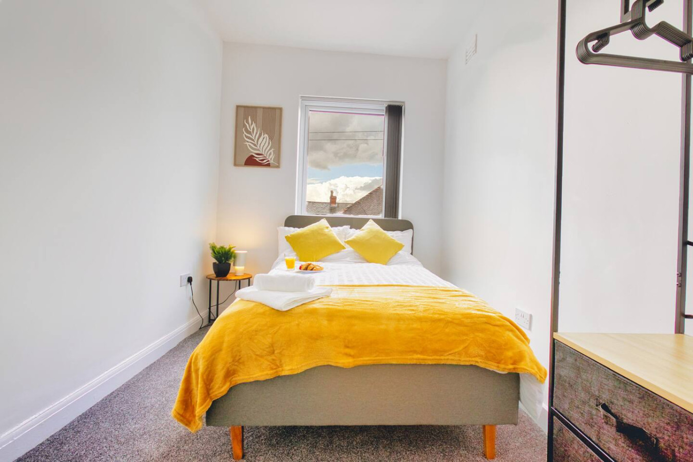 Modern 3-Bed Home Sleeps 6 with Parking & Fast WiFi Perfect for Contractors & Long Stays in 125 Charles St, Saint Helens WA10 1LW, UK - Property image 4 - VivreStays