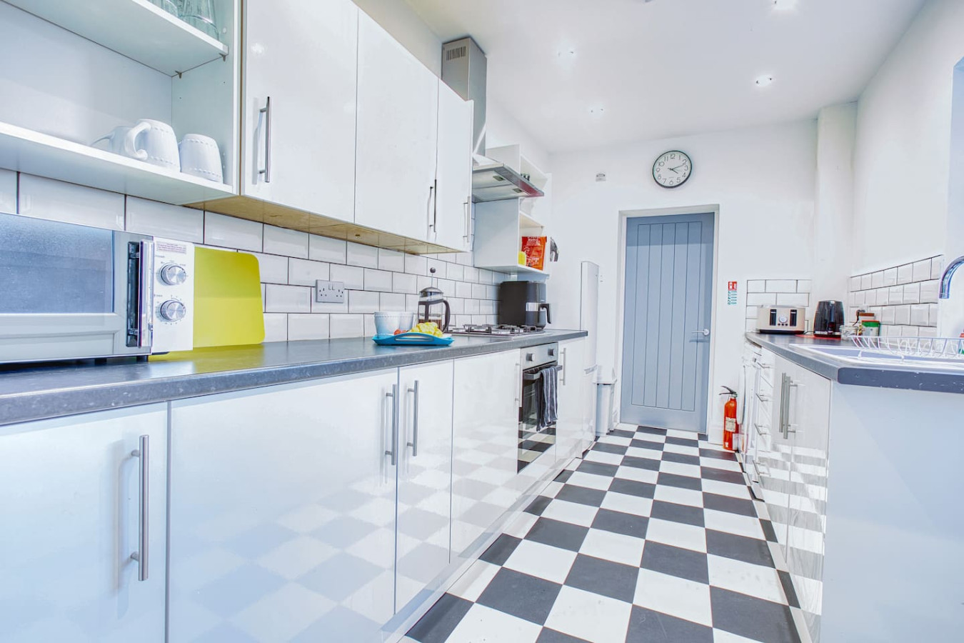 Modern 3-Bed Home Sleeps 6 with Parking & Fast WiFi Perfect for Contractors & Long Stays in 125 Charles St, Saint Helens WA10 1LW, UK - Property image 17 - VivreStays