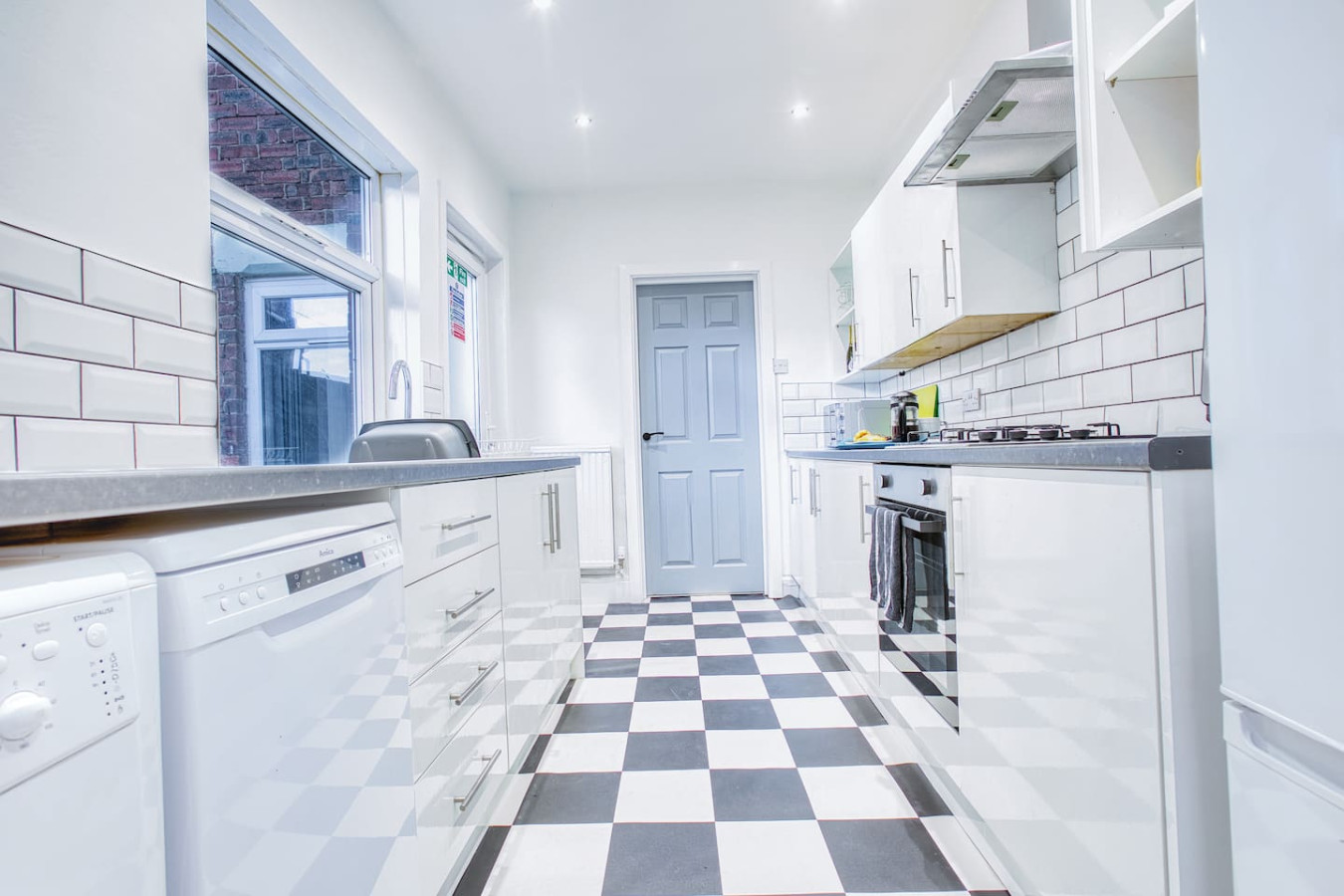 Modern 3-Bed Home Sleeps 6 with Parking & Fast WiFi Perfect for Contractors & Long Stays in 125 Charles St, Saint Helens WA10 1LW, UK - Property image 18 - VivreStays