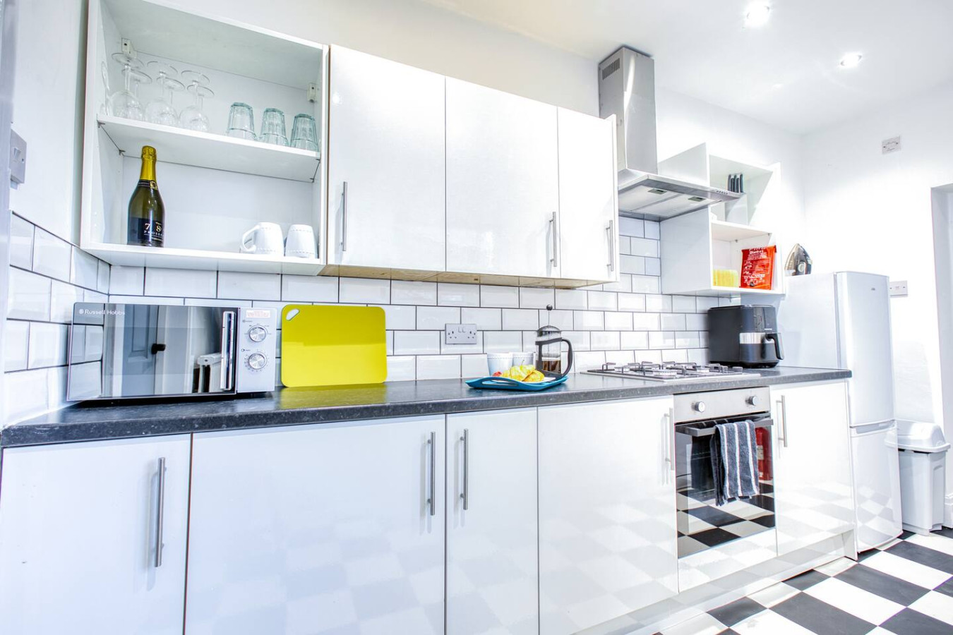Modern 3-Bed Home Sleeps 6 with Parking & Fast WiFi Perfect for Contractors & Long Stays in 125 Charles St, Saint Helens WA10 1LW, UK - Property image 9 - VivreStays