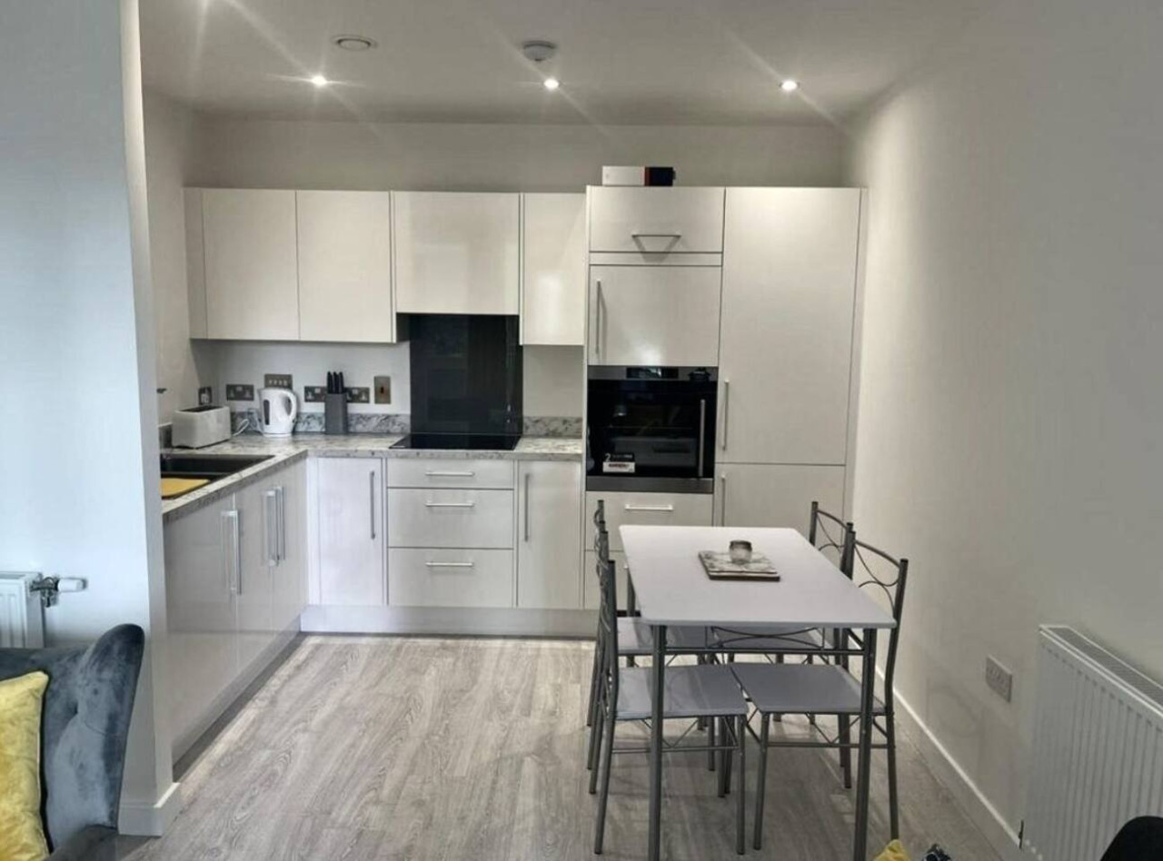 Comfortable 2-Bed Apartment with Balcony | Sleeps 5 in 13 Regal walk, Bexleyheath DA6 7BZ, UK - Property image 3 - VivreStays