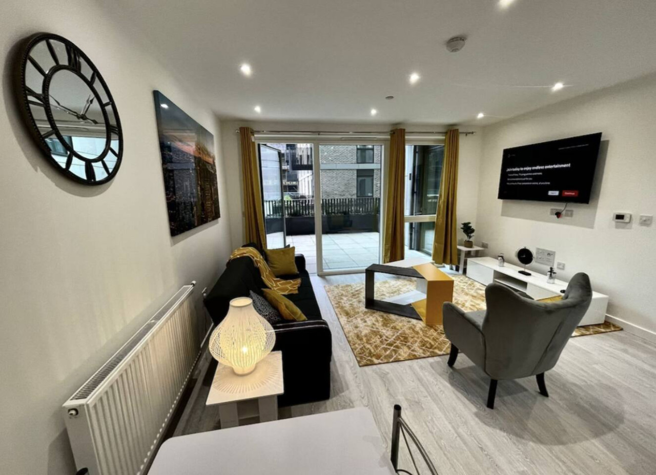 Comfortable 2-Bed Apartment with Balcony | Sleeps 5 in 13 Regal walk, Bexleyheath DA6 7BZ, UK - Property image 8 - VivreStays