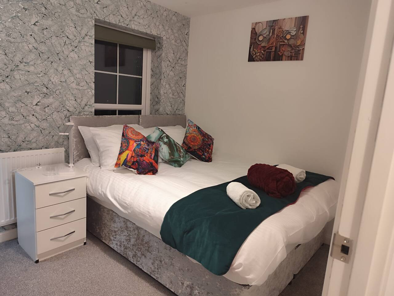 Spacious Home for Groups, Sleeps 8 in 11 Arthur Brocklehurst Way, Hanley, Stoke-on-Trent ST1 5EN, UK - Property image 4 - VivreStays