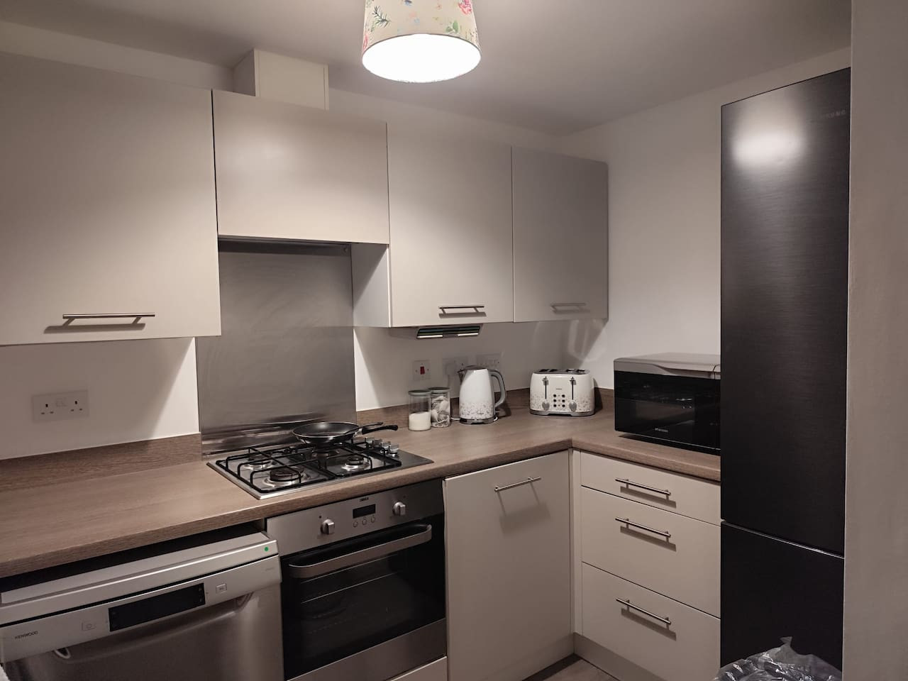 Spacious Home for Groups, Sleeps 8 in 11 Arthur Brocklehurst Way, Hanley, Stoke-on-Trent ST1 5EN, UK - Property image 11 - VivreStays