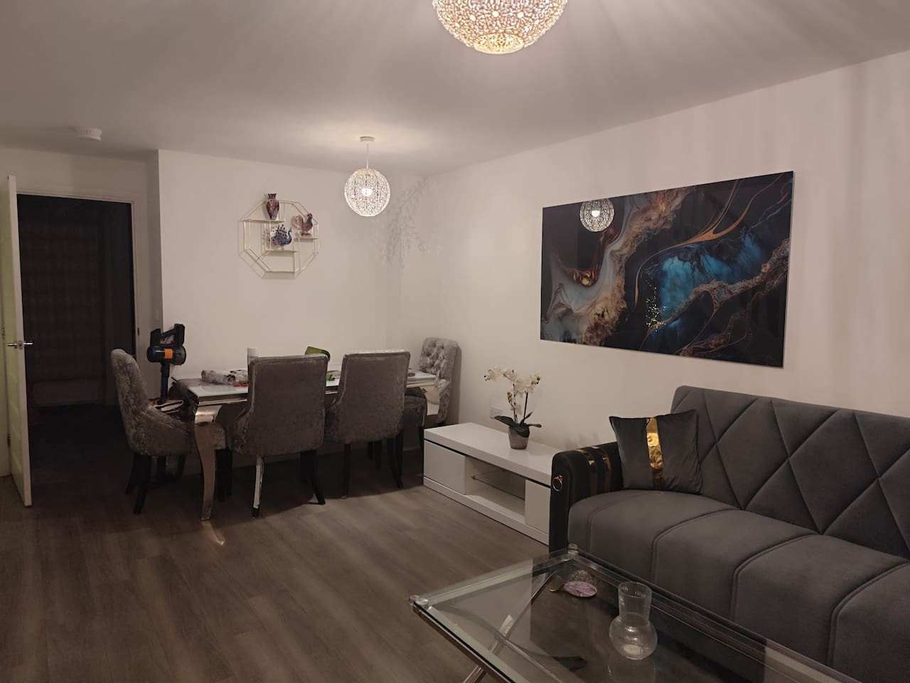 Spacious Home for Groups, Sleeps 8 in 11 Arthur Brocklehurst Way, Hanley, Stoke-on-Trent ST1 5EN, UK - Property image 9 - VivreStays