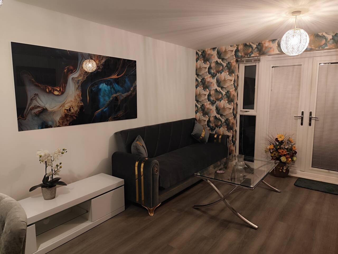 Spacious Home for Groups, Sleeps 8 in 11 Arthur Brocklehurst Way, Hanley, Stoke-on-Trent ST1 5EN, UK - Property image 3 - VivreStays