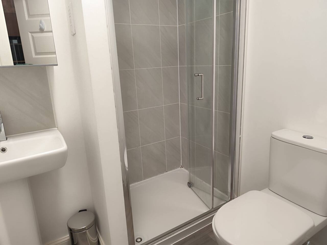 Spacious Home for Groups, Sleeps 8 in 11 Arthur Brocklehurst Way, Hanley, Stoke-on-Trent ST1 5EN, UK - Property image 24 - VivreStays