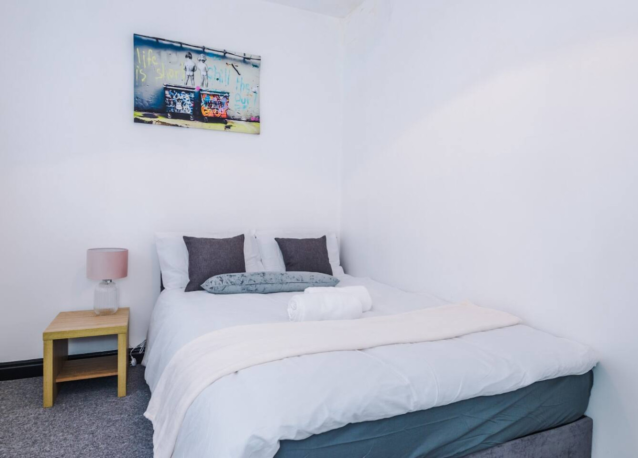 Spacious 6-Bedroom Property with Ensuite – Perfect for Groups in 106-108 Warrington Road - Property image 14 - VivreStays
