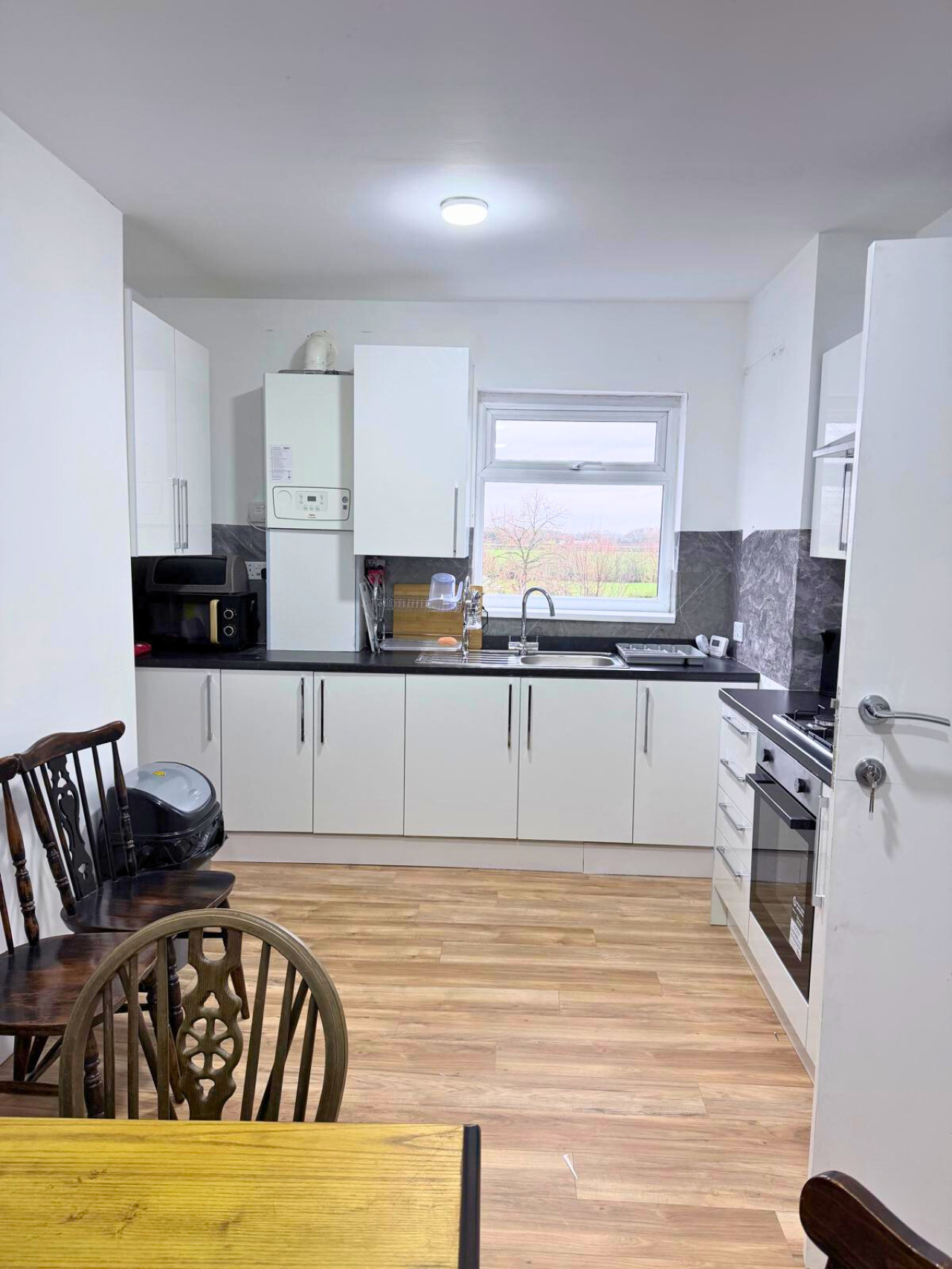 Spacious 6-Bedroom Property with Ensuite – Perfect for Groups in 106-108 Warrington Road - Property image 2 - VivreStays