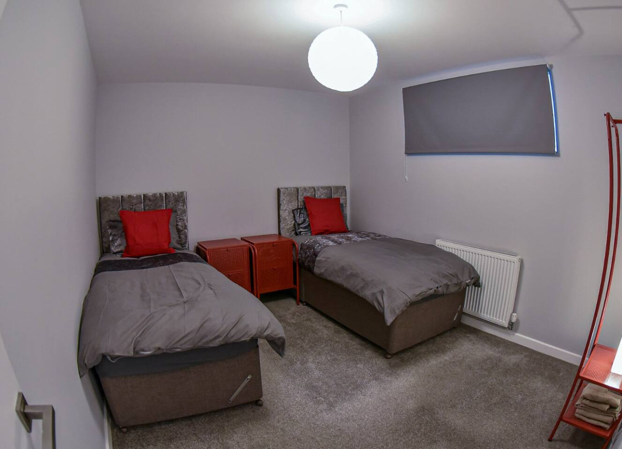 Spacious 6-Bedroom Property with Ensuite – Perfect for Groups in 106-108 Warrington Road - Property image 3 - VivreStays