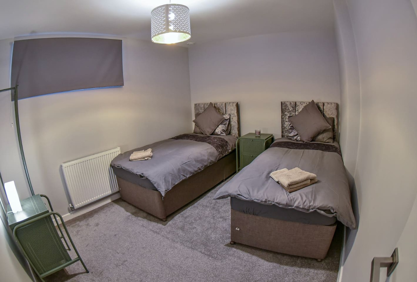 Spacious 6-Bedroom Property with Ensuite – Perfect for Groups in 106-108 Warrington Road - Property image 4 - VivreStays