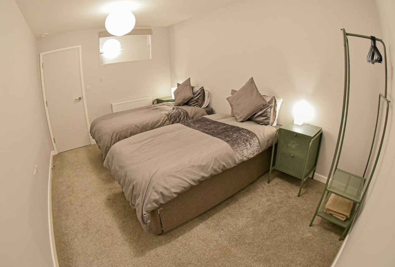 Spacious 6-Bedroom Property with Ensuite – Perfect for Groups in 106-108 Warrington Road - Property image 7 - VivreStays