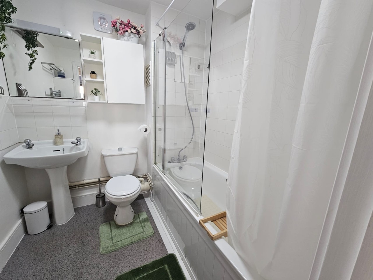 Elizabeth Line Retreat – Modern 2BR Flat in Hayes in Flat 28 Sheringham Court, 11 Clayton Rd, Hayes UB3 1AX, UK - Property image 33 - VivreStays