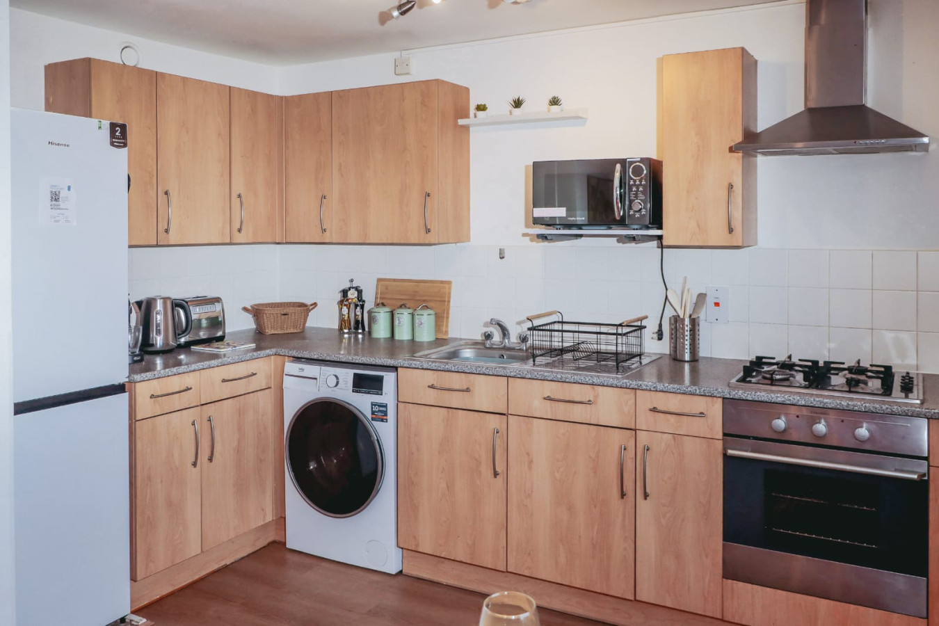 Elizabeth Line Retreat – Modern 2BR Flat in Hayes in Flat 28 Sheringham Court, 11 Clayton Rd, Hayes UB3 1AX, UK - Property image 5 - VivreStays