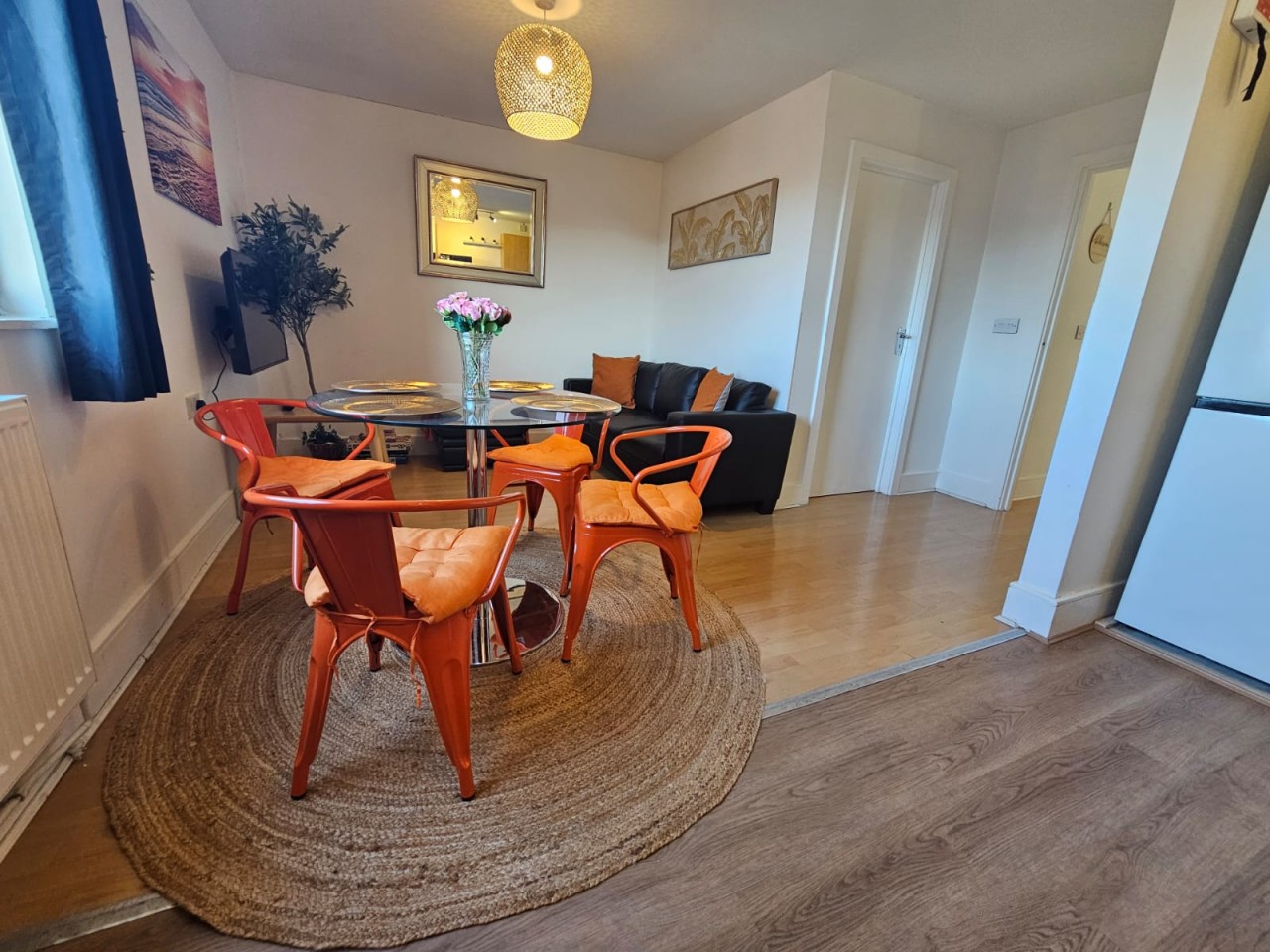 Elizabeth Line Retreat – Modern 2BR Flat in Hayes in Flat 28 Sheringham Court, 11 Clayton Rd, Hayes UB3 1AX, UK - Property image 37 - VivreStays