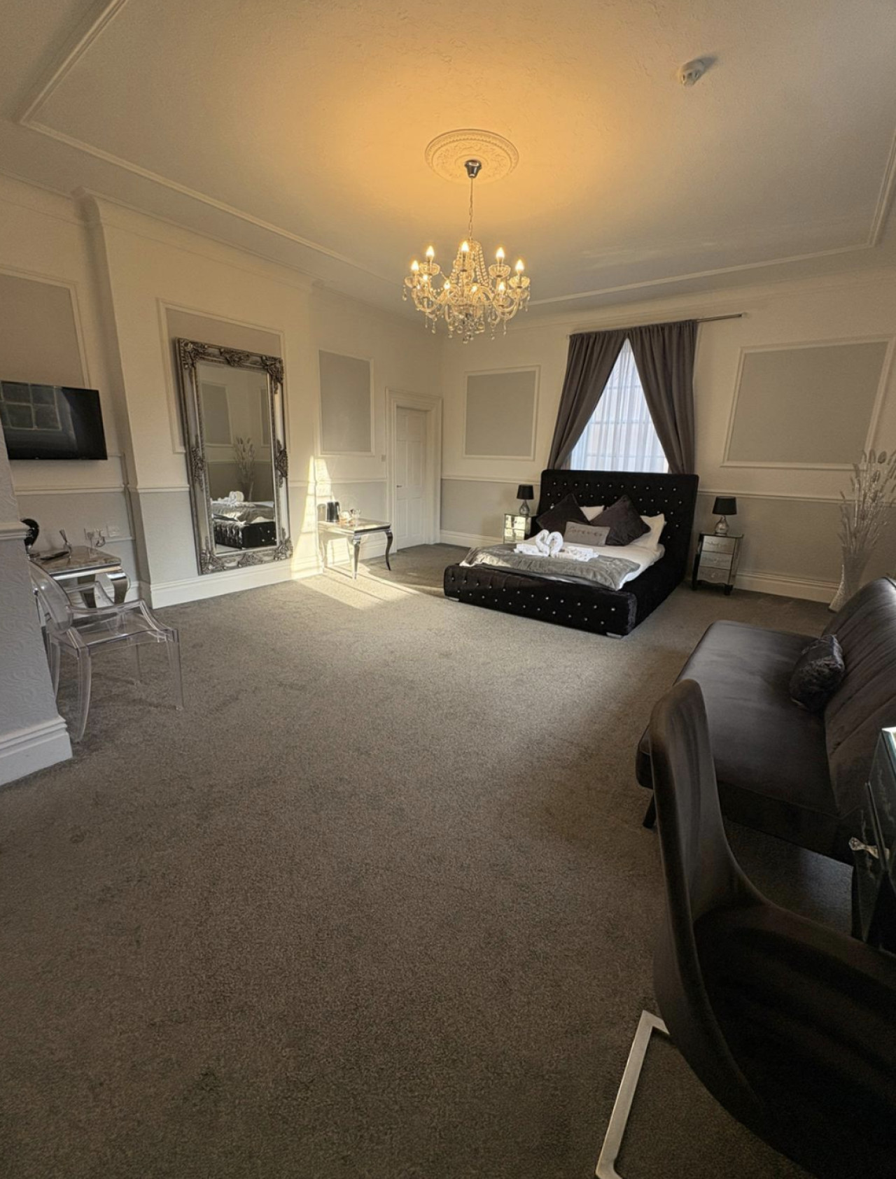 Room 8 - Manor Park Country House, Wales in Ynyspenllwch Rd, Clydach, Swansea SA6 5NR, UK - Property image 8 - VivreStays