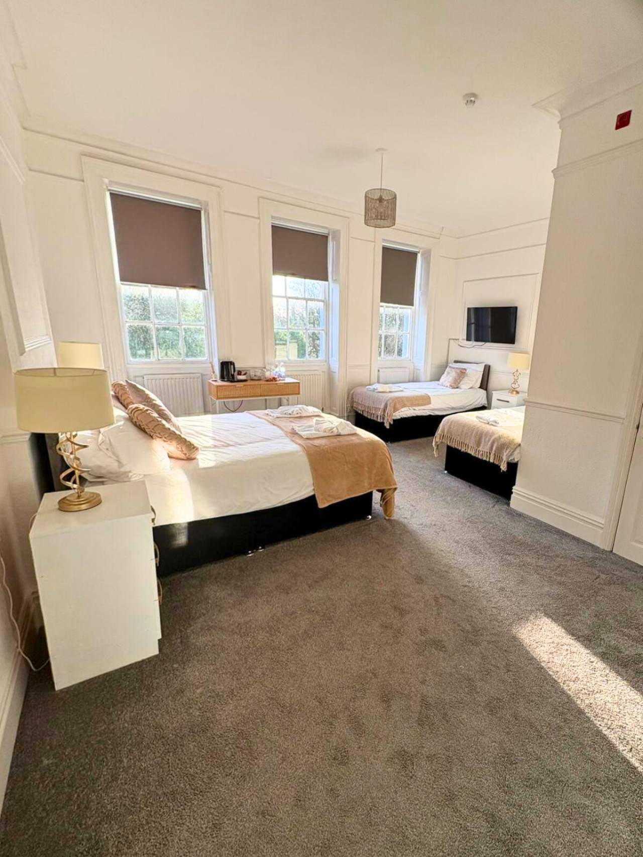 10BR - Manor Park Country House, Wales Perfect for Families in Ynyspenllwch Rd, Clydach, Swansea SA6 5NR, United Kingdom - Property image 6 - VivreStays