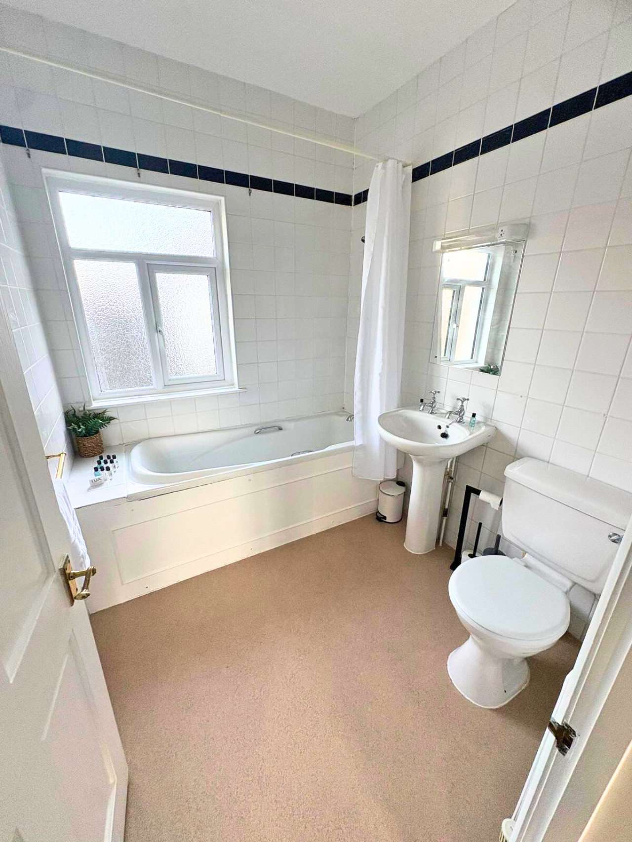 10BR - Manor Park Country House, Wales Perfect for Families in Ynyspenllwch Rd, Clydach, Swansea SA6 5NR, United Kingdom - Property image 30 - VivreStays