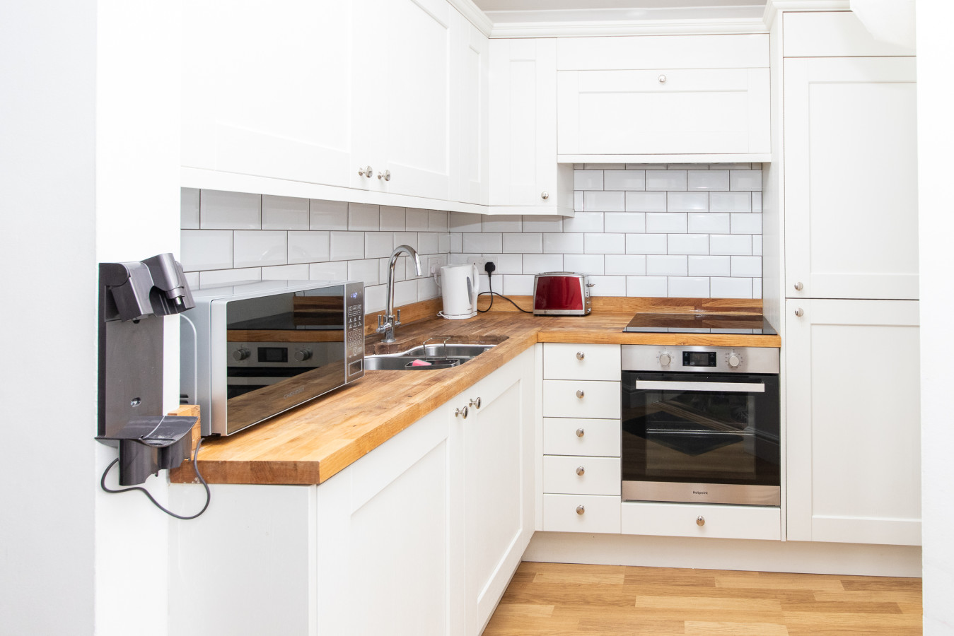 3BR Thames Retreat | Heathrow 10min | Train 5min in 1, Railway Cottages, Rusham Rd, Egham TW20 9LS, UK - Property image 7 - VivreStays