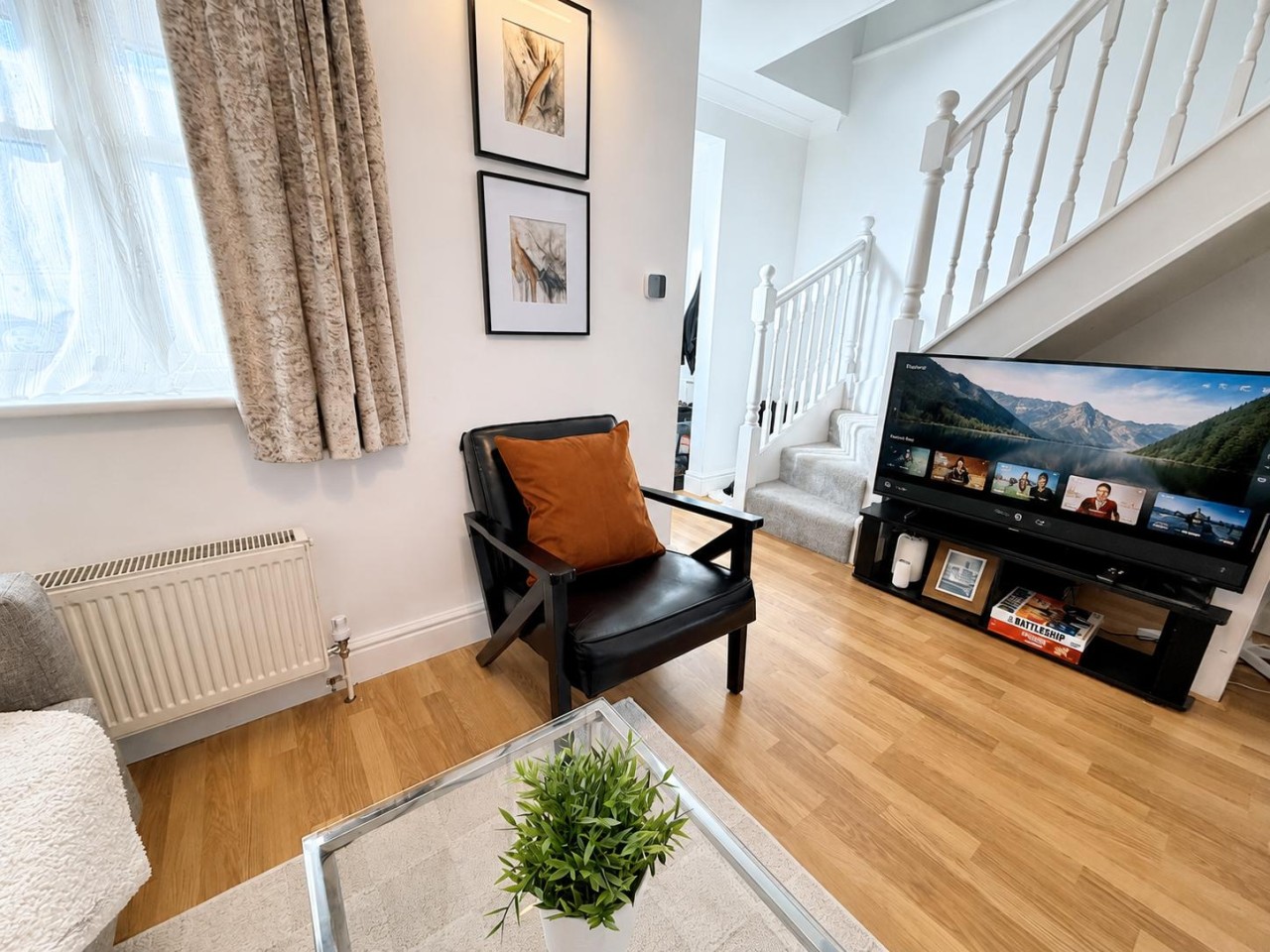 3BR Thames Retreat | Heathrow 10min | Train 5min in 1, Railway Cottages, Rusham Rd, Egham TW20 9LS, UK - Property image 4 - VivreStays