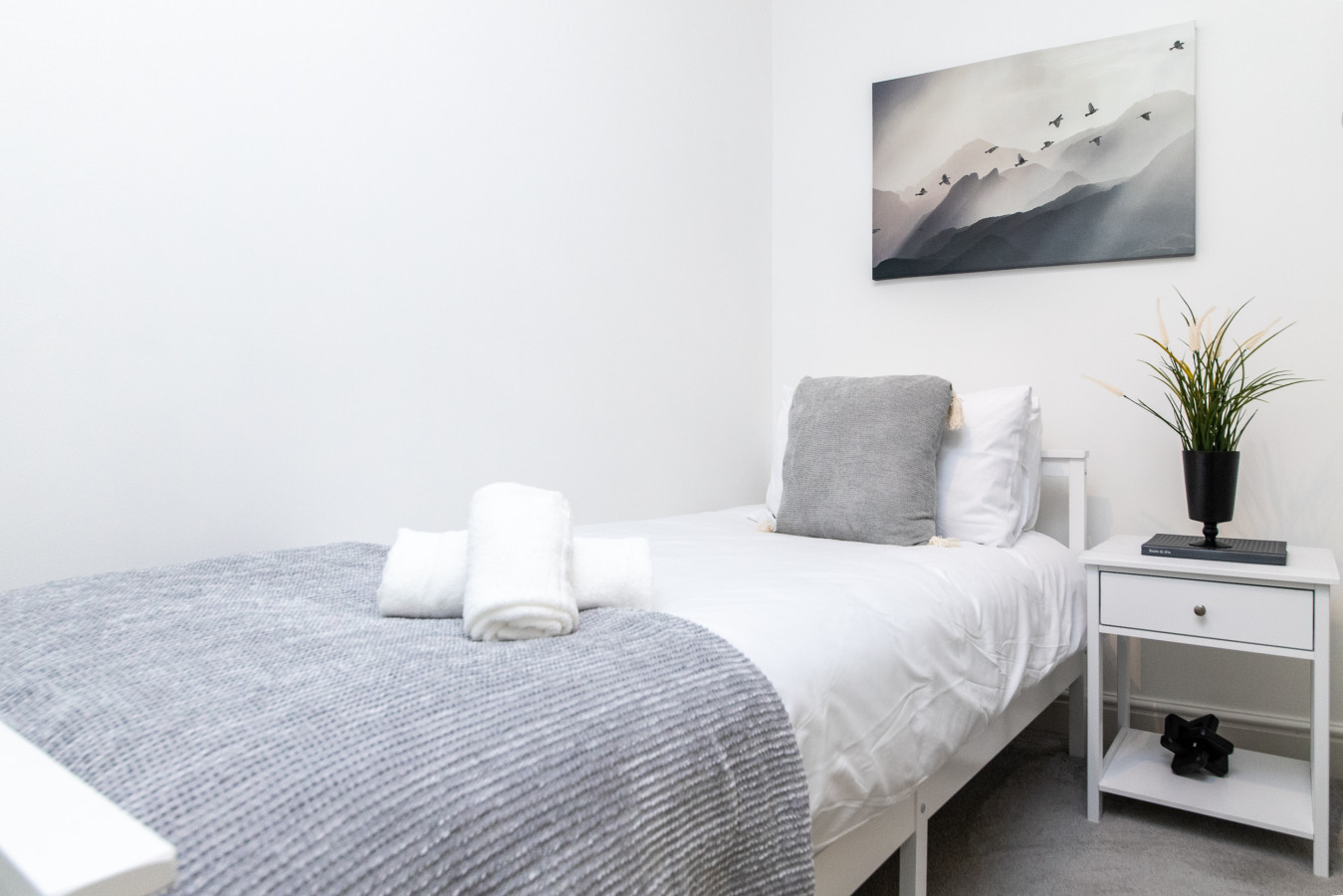 3BR Thames Retreat | Heathrow 10min | Train 5min in 1, Railway Cottages, Rusham Rd, Egham TW20 9LS, UK - Property image 13 - VivreStays