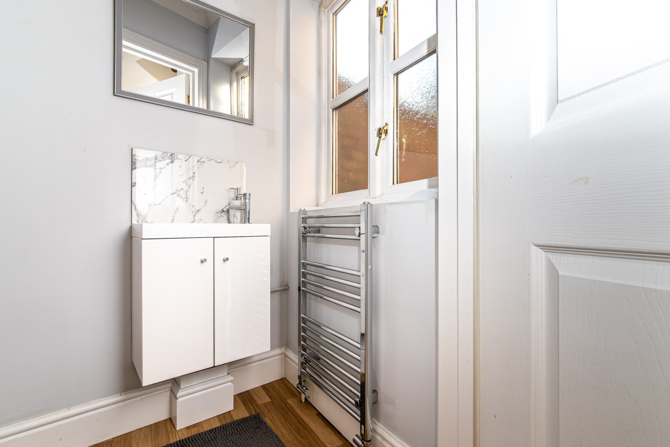 3BR Thames Retreat | Heathrow 10min | Train 5min in 1, Railway Cottages, Rusham Rd, Egham TW20 9LS, UK - Property image 23 - VivreStays