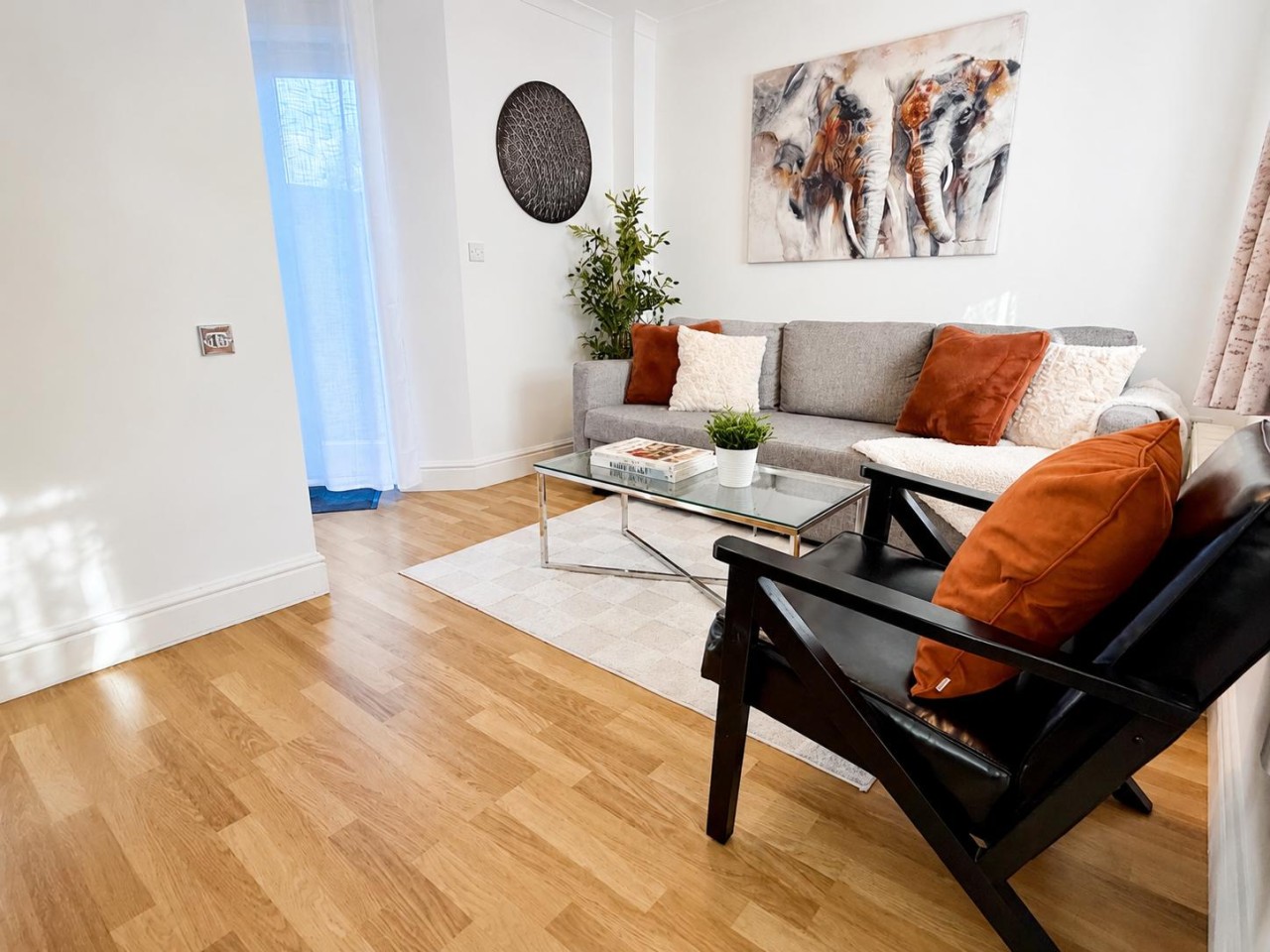 3BR Thames Retreat | Heathrow 10min | Train 5min in 1, Railway Cottages, Rusham Rd, Egham TW20 9LS, UK - Property image 3 - VivreStays