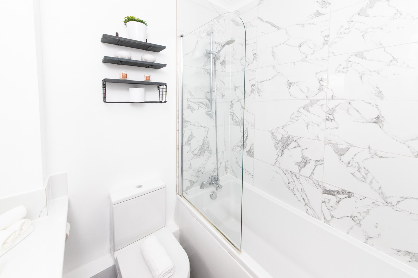 3BR Thames Retreat | Heathrow 10min | Train 5min in 1, Railway Cottages, Rusham Rd, Egham TW20 9LS, UK - Property image 21 - VivreStays