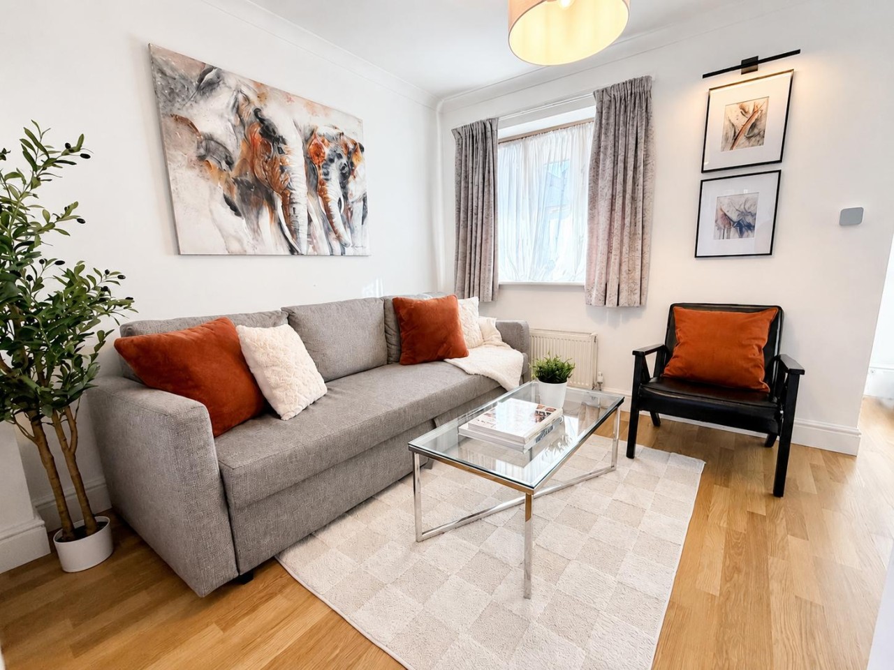 3BR Thames Retreat | Heathrow 10min | Train 5min in 1, Railway Cottages, Rusham Rd, Egham TW20 9LS, UK - Property image 26 - VivreStays