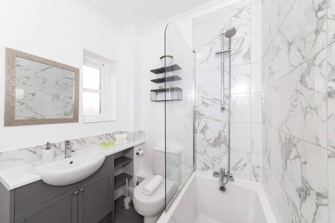 3BR Thames Retreat | Heathrow 10min | Train 5min in 1, Railway Cottages, Rusham Rd, Egham TW20 9LS, UK - Property image 20 - VivreStays