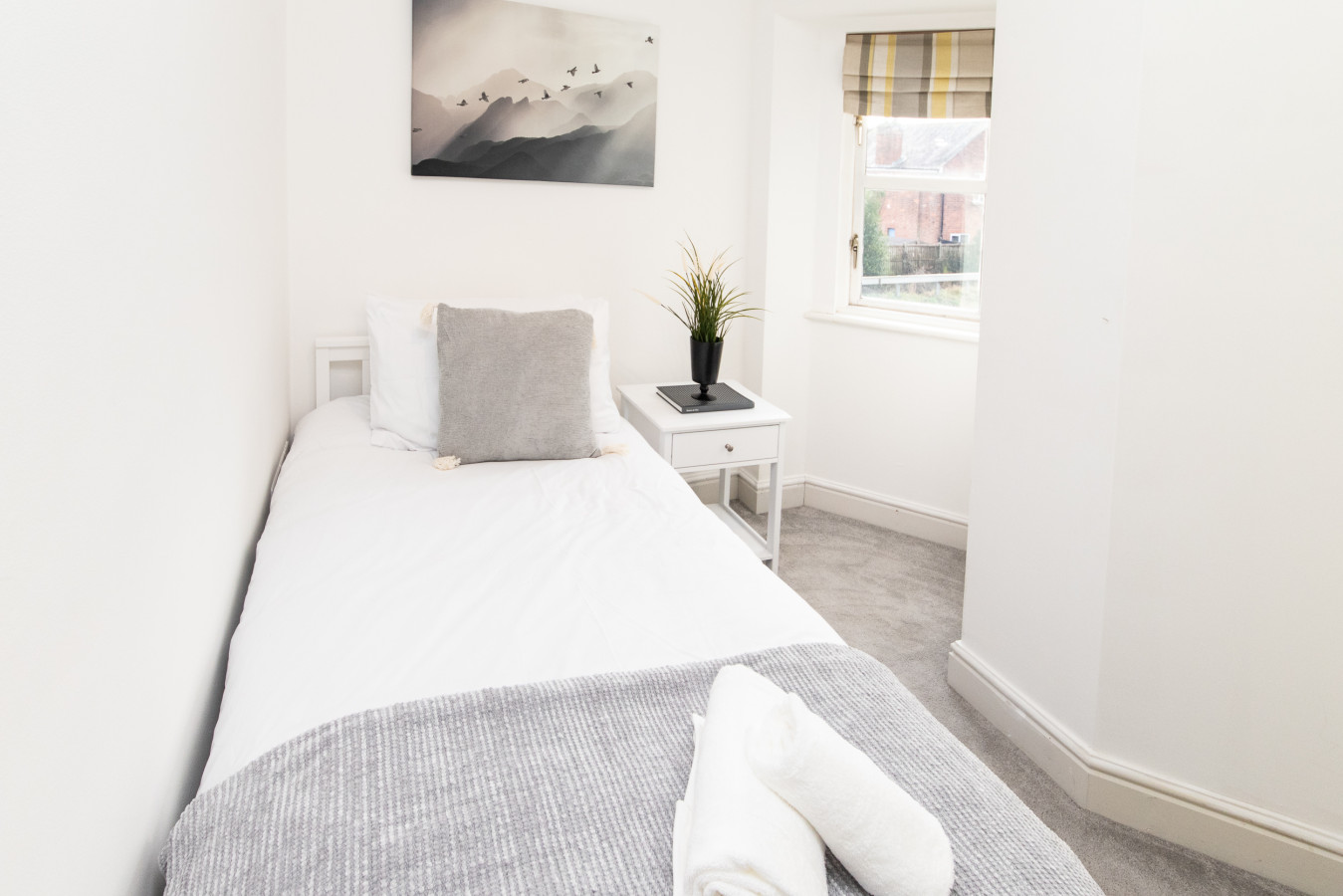 3BR Thames Retreat | Heathrow 10min | Train 5min in 1, Railway Cottages, Rusham Rd, Egham TW20 9LS, UK - Property image 14 - VivreStays