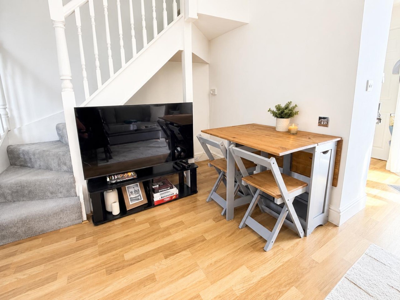 3BR Thames Retreat | Heathrow 10min | Train 5min in 1, Railway Cottages, Rusham Rd, Egham TW20 9LS, UK - Property image 5 - VivreStays