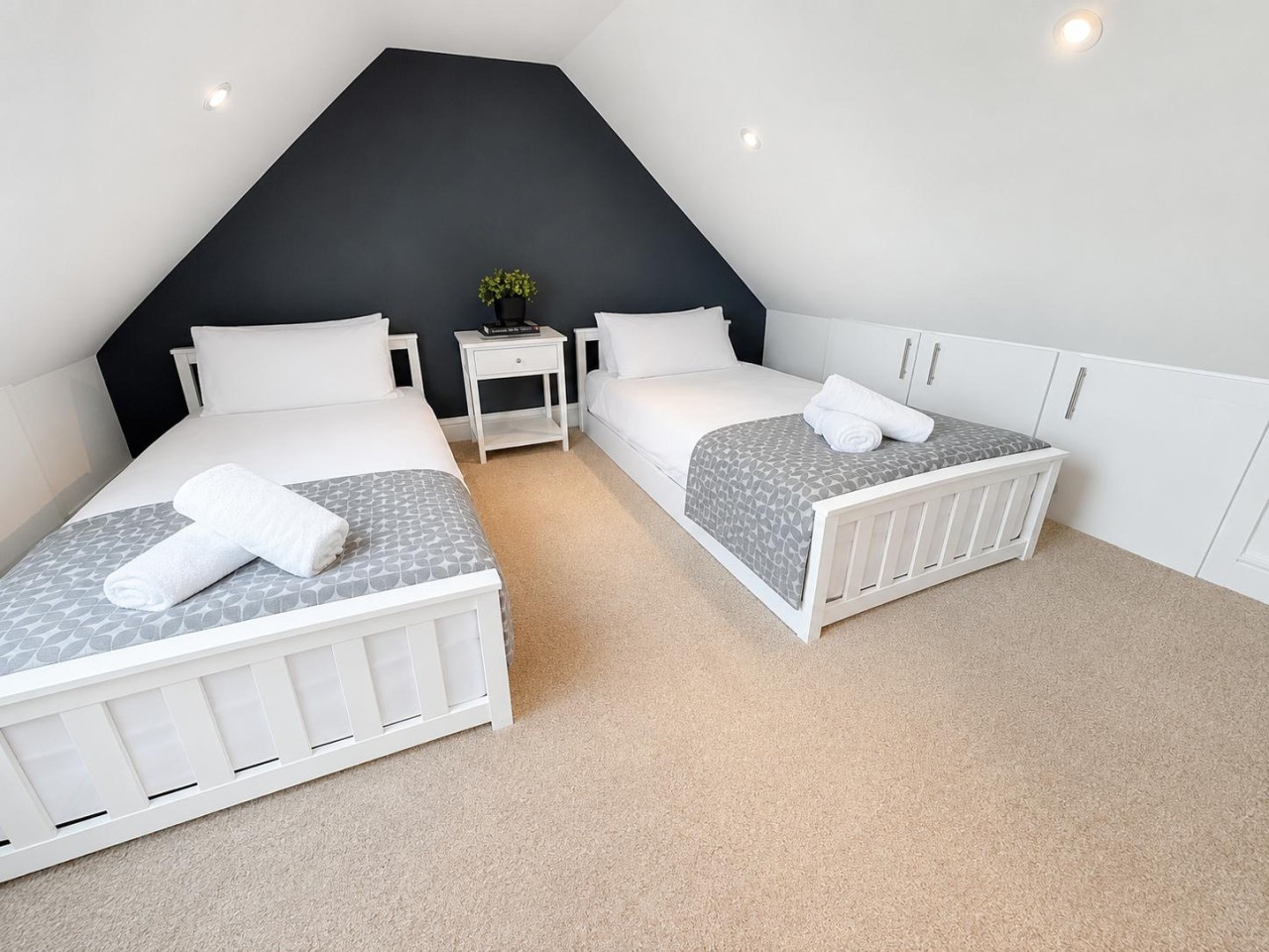 3BR Thames Retreat | Heathrow 10min | Train 5min in 1, Railway Cottages, Rusham Rd, Egham TW20 9LS, UK - Property image 17 - VivreStays
