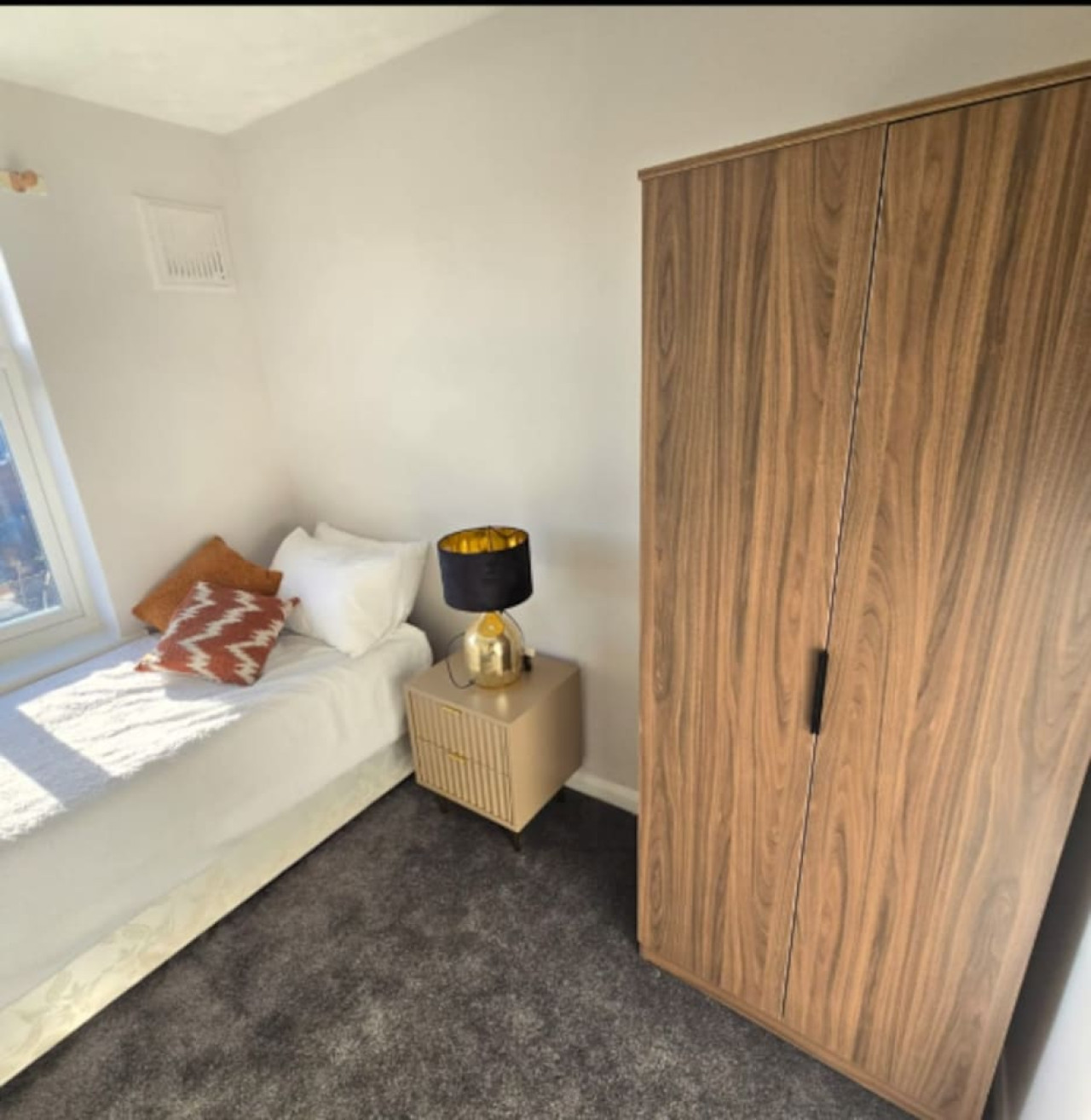 West Midlands Home - 3BR w/FREE Parking and WIFI in 85 Griffin St, Dudley DY2 0LW UK - Property image 8 - VivreStays
