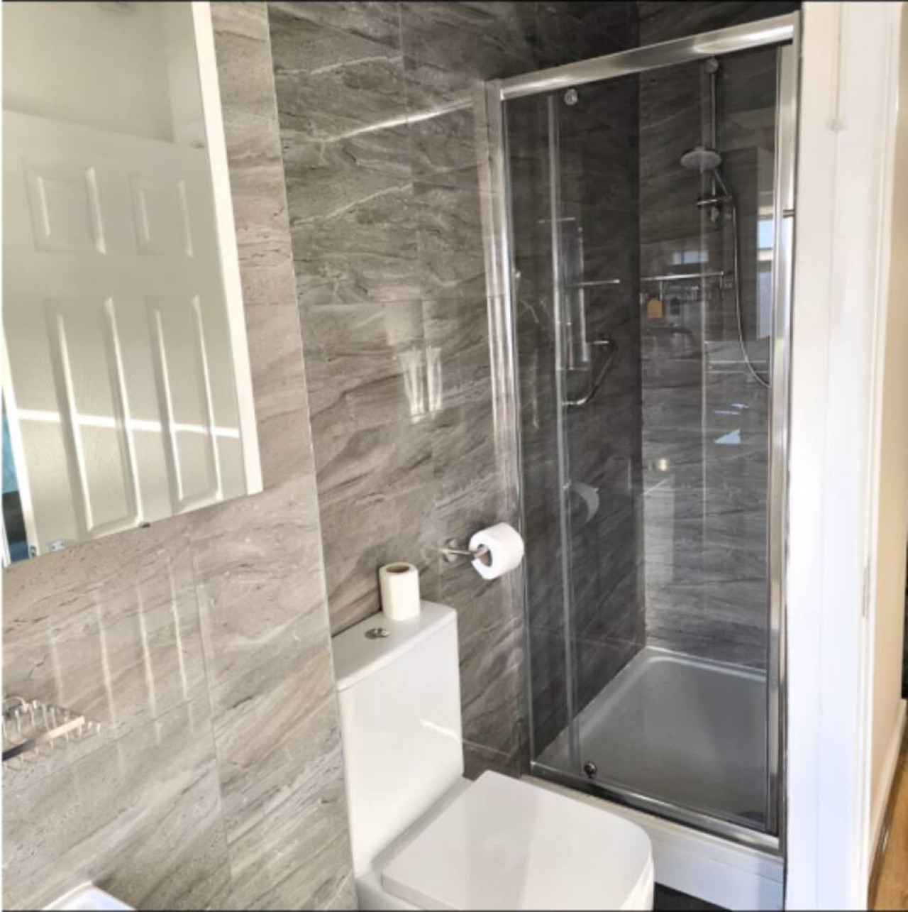 West Midlands Home - 3BR w/FREE Parking and WIFI in 85 Griffin St, Dudley DY2 0LW UK - Property image 16 - VivreStays