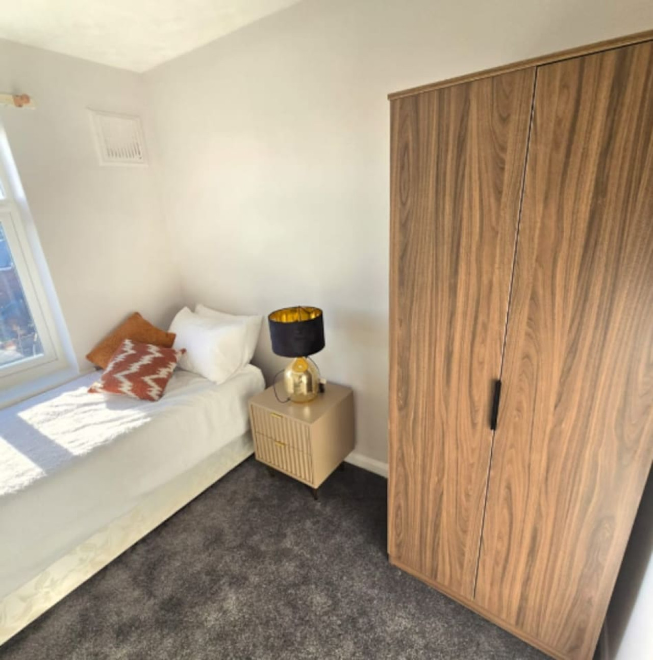 West Midlands Home - 3BR w/FREE Parking and WIFI in 85 Griffin St, Dudley DY2 0LW UK - Property image 6 - VivreStays