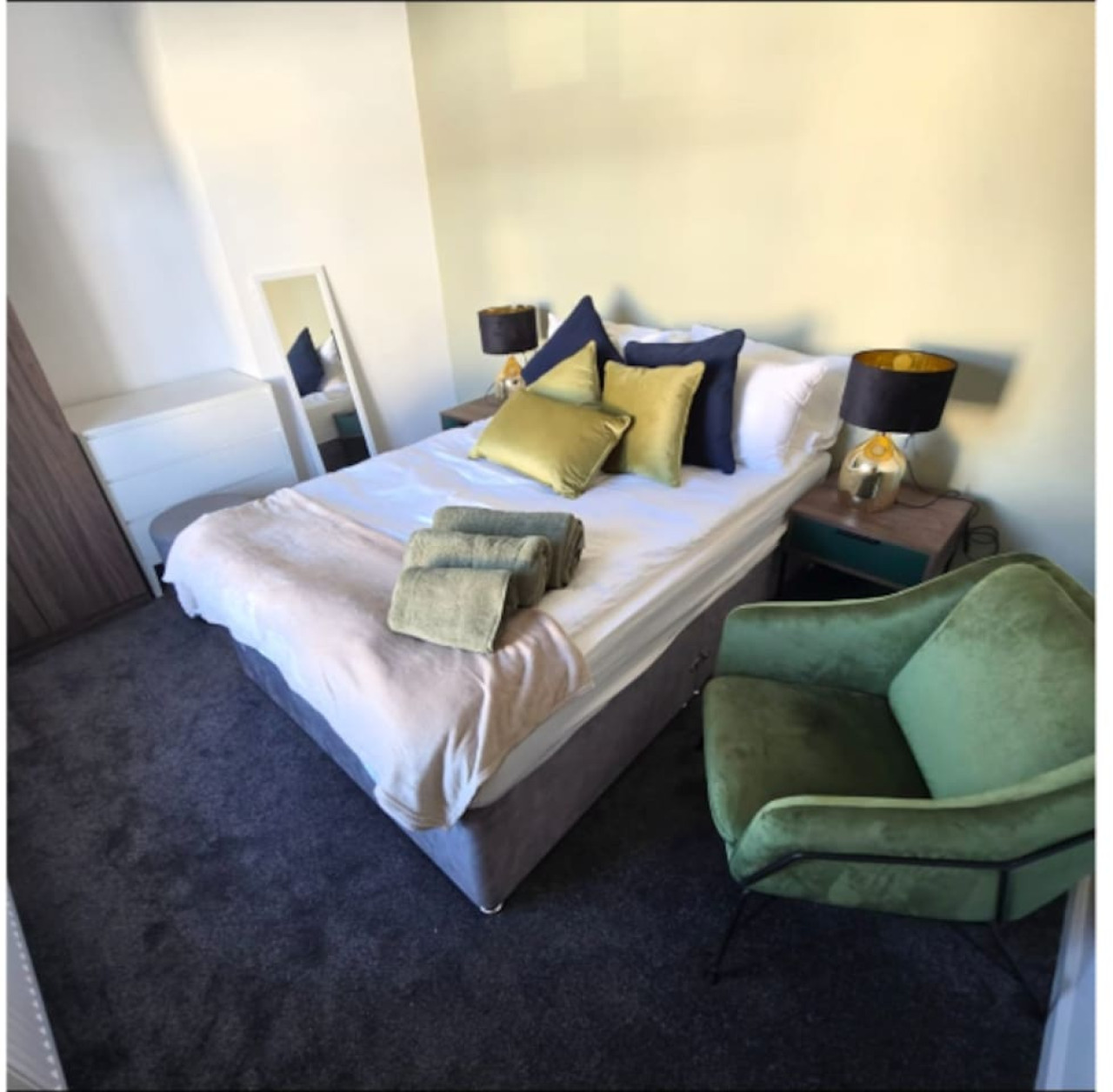 West Midlands Home - 3BR w/FREE Parking and WIFI in 85 Griffin St, Dudley DY2 0LW UK - Property image 3 - VivreStays