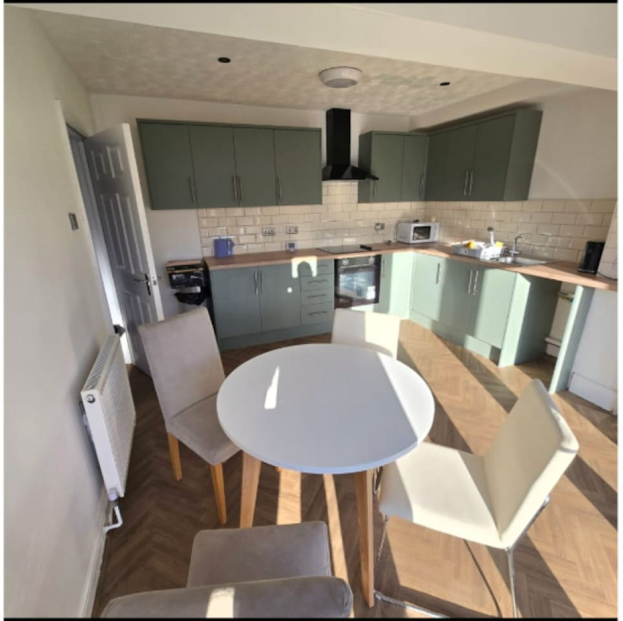 West Midlands Home - 3BR w/FREE Parking and WIFI in 85 Griffin St, Dudley DY2 0LW UK - Property image 2 - VivreStays