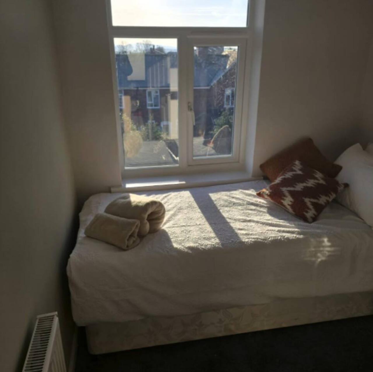 West Midlands Home - 3BR w/FREE Parking and WIFI in 85 Griffin St, Dudley DY2 0LW UK - Property image 10 - VivreStays