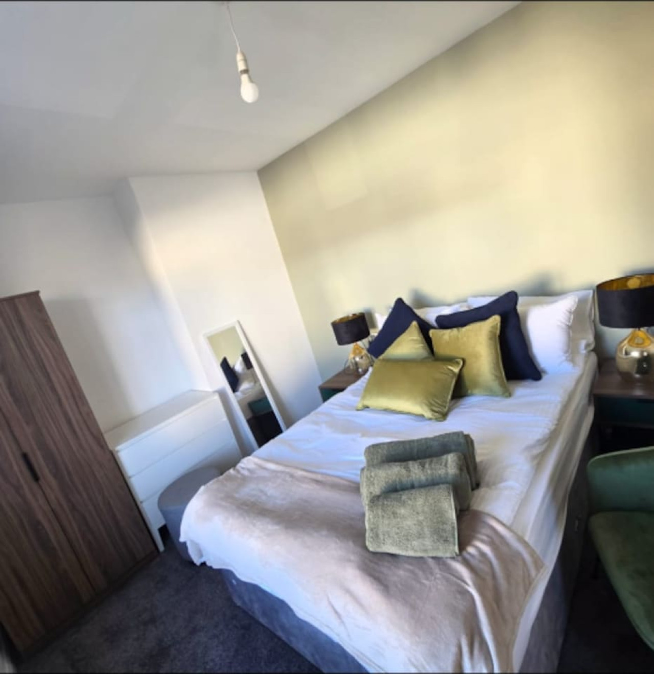 West Midlands Home - 3BR w/FREE Parking and WIFI in 85 Griffin St, Dudley DY2 0LW UK - Property image 11 - VivreStays