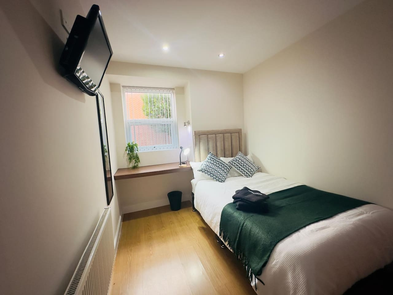 Spacious 6-Bedroom Terraced House | Sleeps 8 | Near City Centre in 62 Lovat Rd, Preston PR1 6DQ, UK - Property image 2 - VivreStays