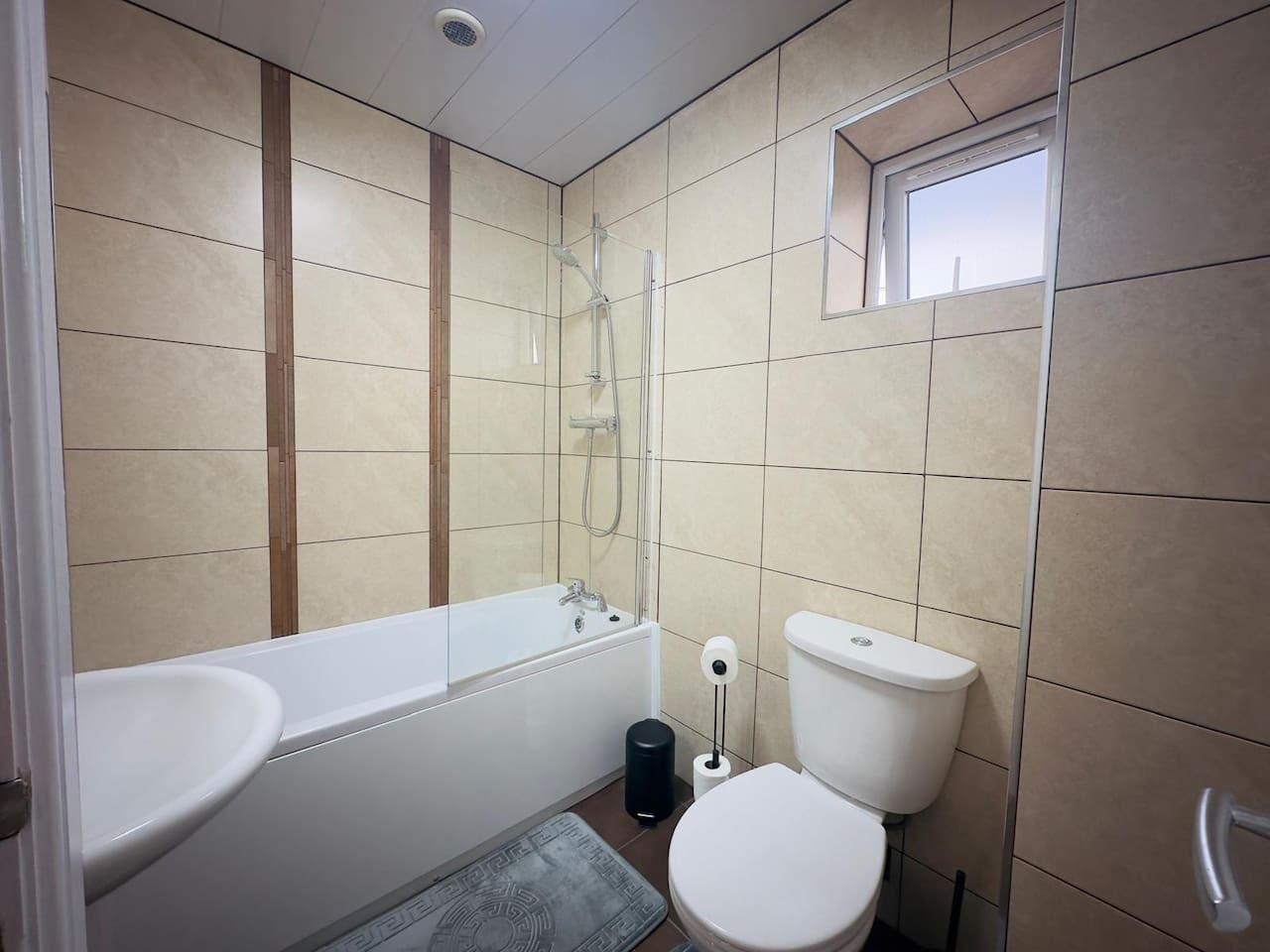 Spacious 6-Bedroom Terraced House | Sleeps 8 | Near City Centre in 62 Lovat Rd, Preston PR1 6DQ, UK - Property image 5 - VivreStays