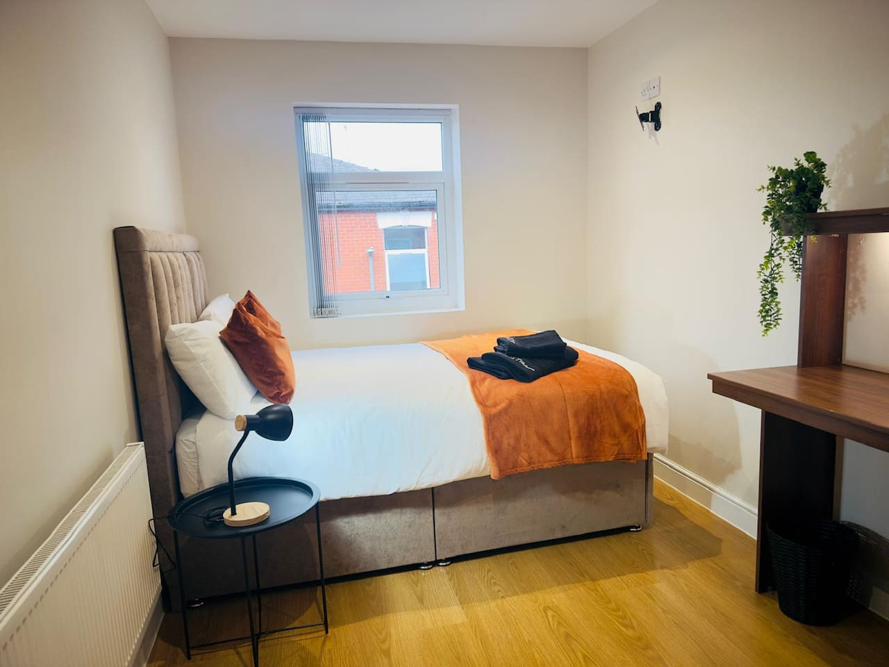 Spacious 6-Bedroom Terraced House | Sleeps 8 | Near City Centre in 62 Lovat Rd, Preston PR1 6DQ, UK - Property image 6 - VivreStays