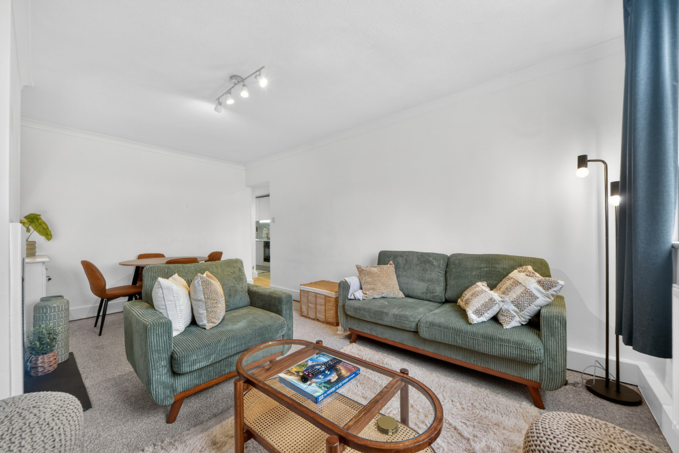 Madeira 2BR Garden Retreat in Bromley with Street Parking in 12 Madeira Ave, Bromley BR1 4AZ, UK - Property image 7 - VivreStays