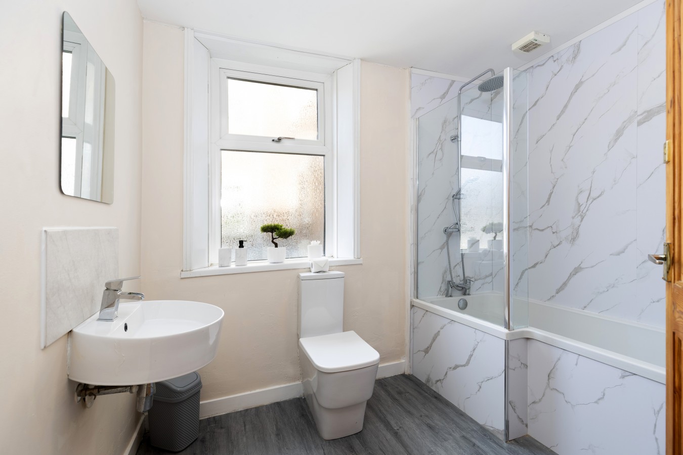 Gateshead 2BR Home - Near Town & Metro Access in 258 Rectory Rd, Gateshead NE8 4RP, UK - Property image 5 - VivreStays