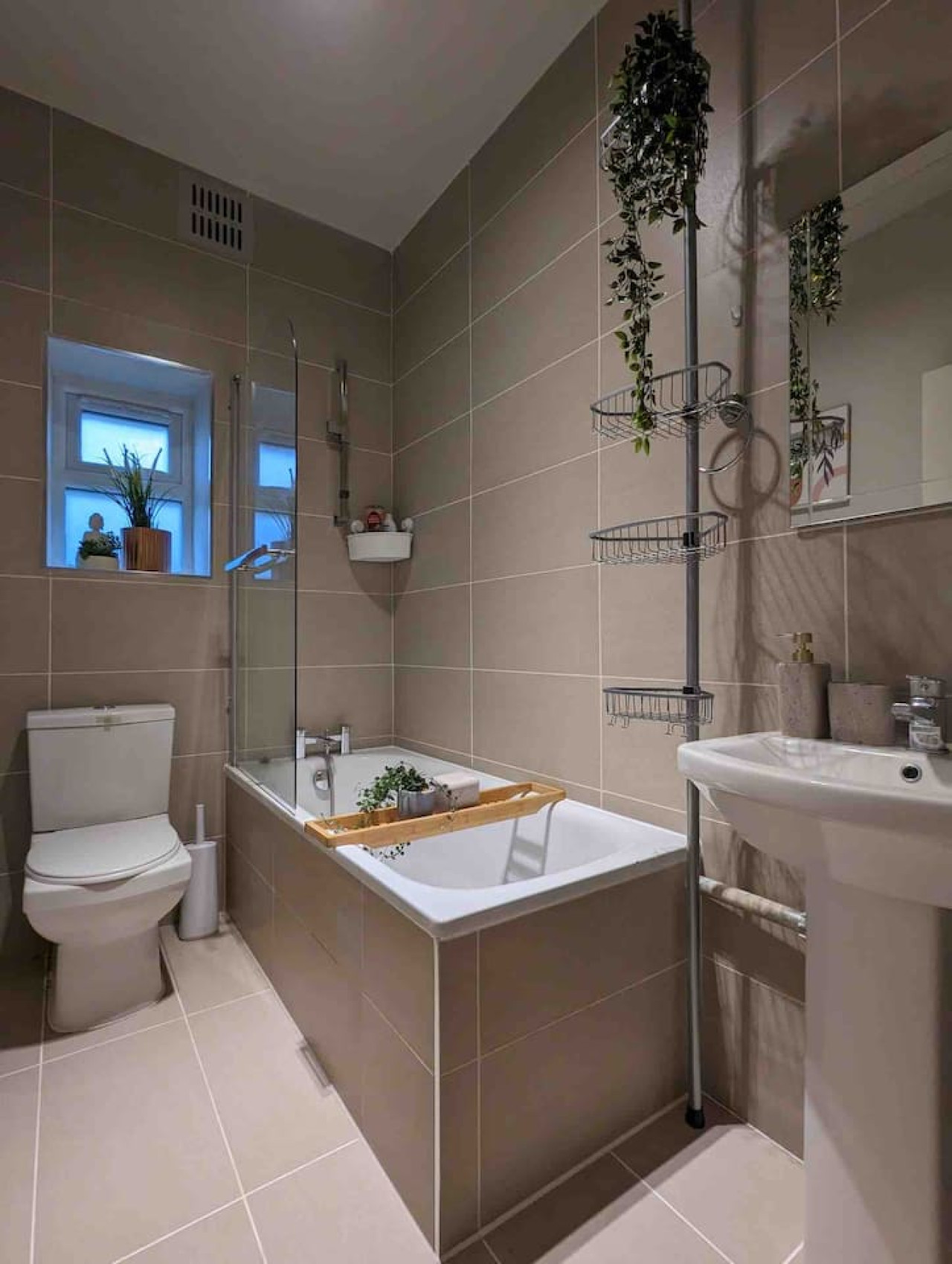 Spacious 2BR Ground-Floor Flat w/ Free Parking | Palmers Green in Elmdale Road 49 Elmdale Road - Property image 4 - VivreStays