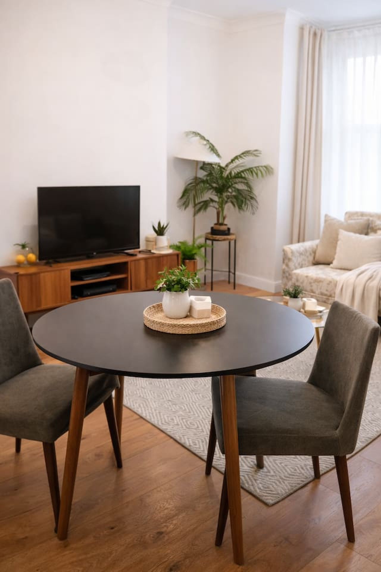 Spacious 2BR Ground-Floor Flat w/ Free Parking | Palmers Green in Elmdale Road 49 Elmdale Road - Property image 3 - VivreStays